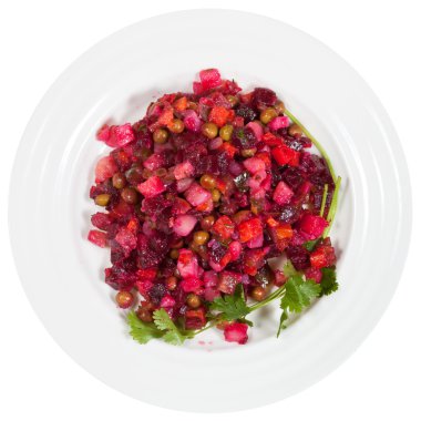 Rus pancar salatası vinegret plaka üzerinde