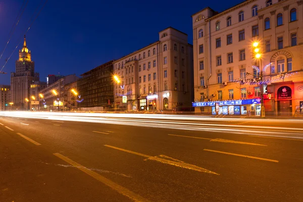 Pohled na zahradní kruh a červené brány čtvercovou budovu v noci — Stock fotografie