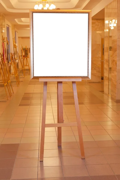 Moldura de imagem com tela branca cortada no cavalete — Fotografia de Stock