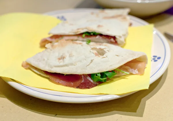 Italienska sandwich - piadina romagnola med prosciutto crudo — Stockfoto