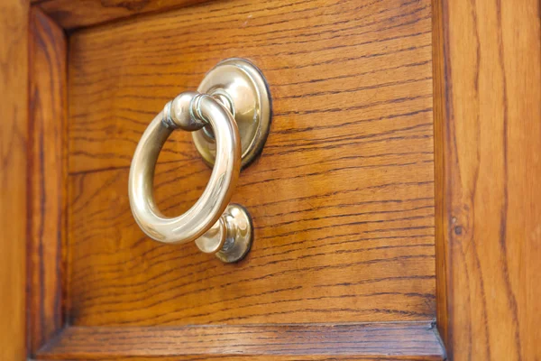 Gamla gula ringen dörrhandtag — Stockfoto