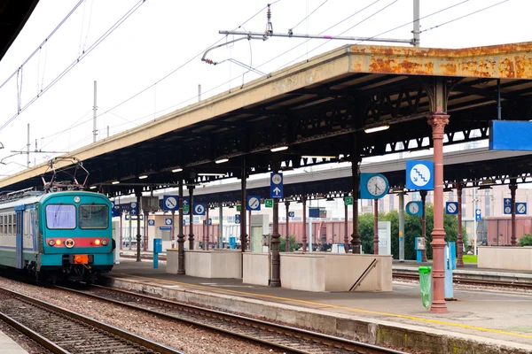 Comboio na plataforma ferroviária — Fotografia de Stock