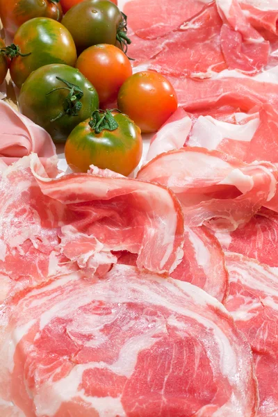 Italienischer Prosciutto, Bauchspeck und grüne Tomaten — Stockfoto