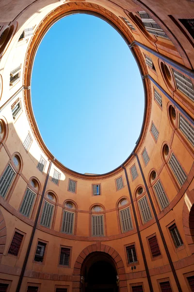 Céu azul oval na corte urbana italiana — Fotografia de Stock