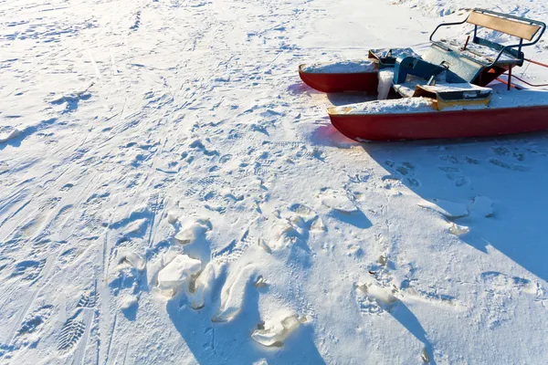 Barco de rio congelado no frio dia de inverno — Fotografia de Stock