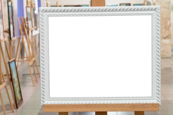 Bílý fotorámeček na stojanu v hale galerie umění — Stock fotografie
