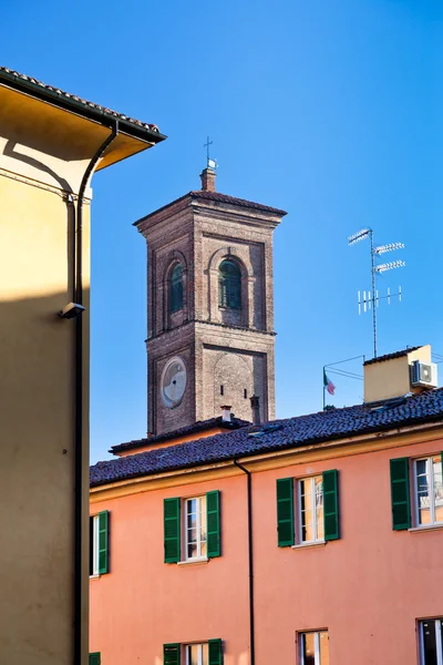 Antigua torre y casas italianas, Bolonia , — Foto de Stock