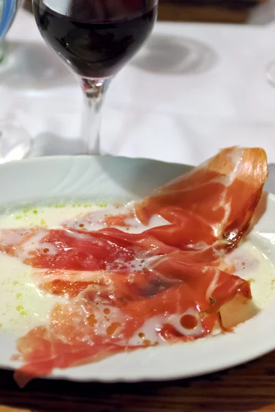 Smält mozzarella med parma prosciutto crudo — Stockfoto