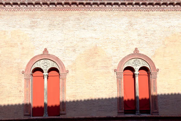 Windows in muur van middeleeuwse palazzo — Stockfoto