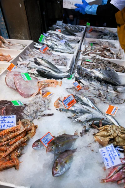 Pesce fresco fresco sul ghiaccio al mercato di strada — Foto Stock