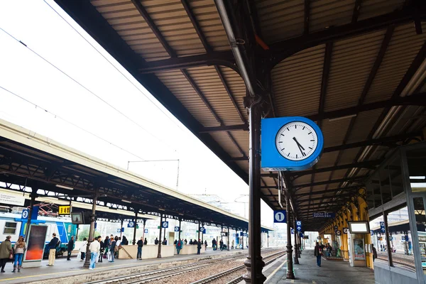 Zewnątrz zegar na peron kolejowy — Zdjęcie stockowe