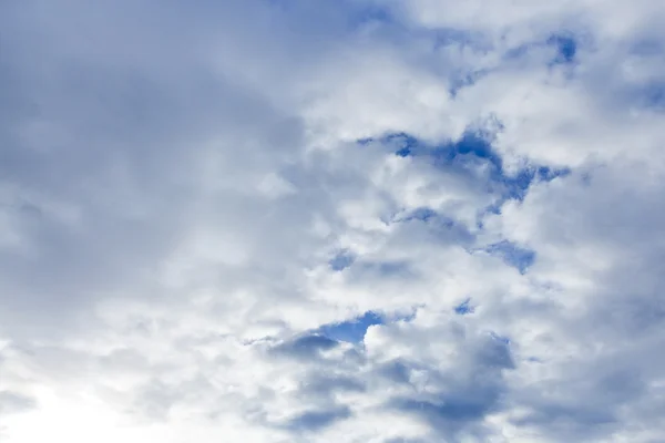 Przerwa między jesienne chmury — Zdjęcie stockowe