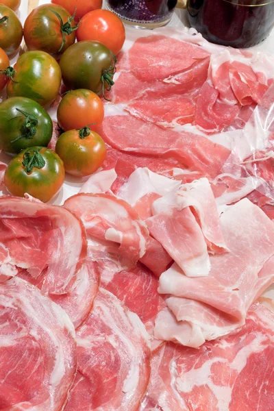 Italienischer Prosciutto, Bauchspeck und grüne Tomaten — Stockfoto