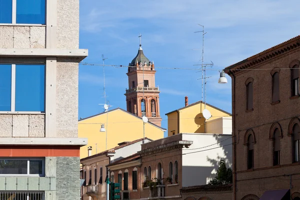 Medieval houses and tower in Ferrara, — Stock Photo, Image