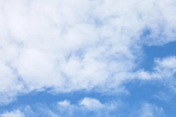 Blauer Himmel mit kleinen weißen Wolken — Stockfoto