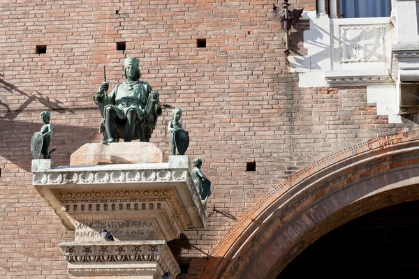 Statue on wall of ancient City Hall in Ferrar — Stock Photo, Image