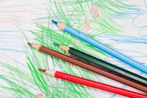 Crayons de couleur sur les enfants dessinent — Photo