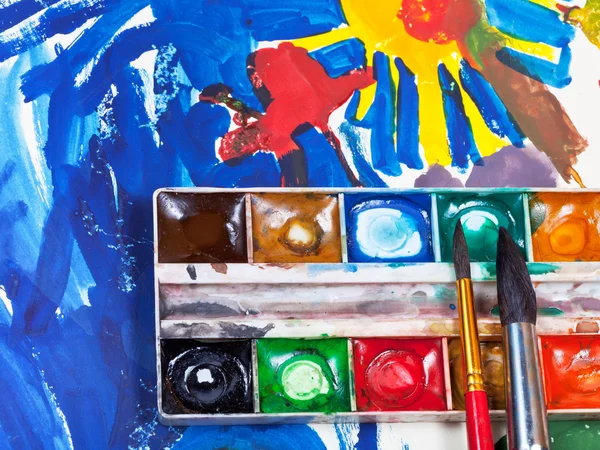 Sulu boya seti ve çocuk resim üzerinde iki fırçalar — Stok fotoğraf