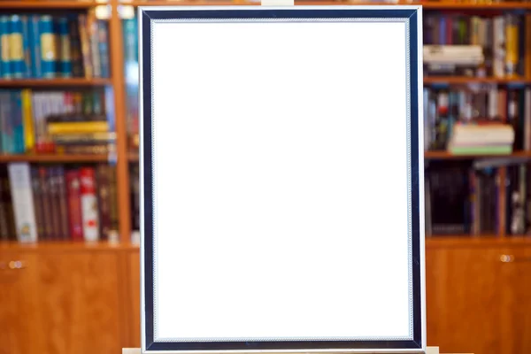 Witte doek van afbeeldingsframe op ezel in bibliotheek — Stockfoto