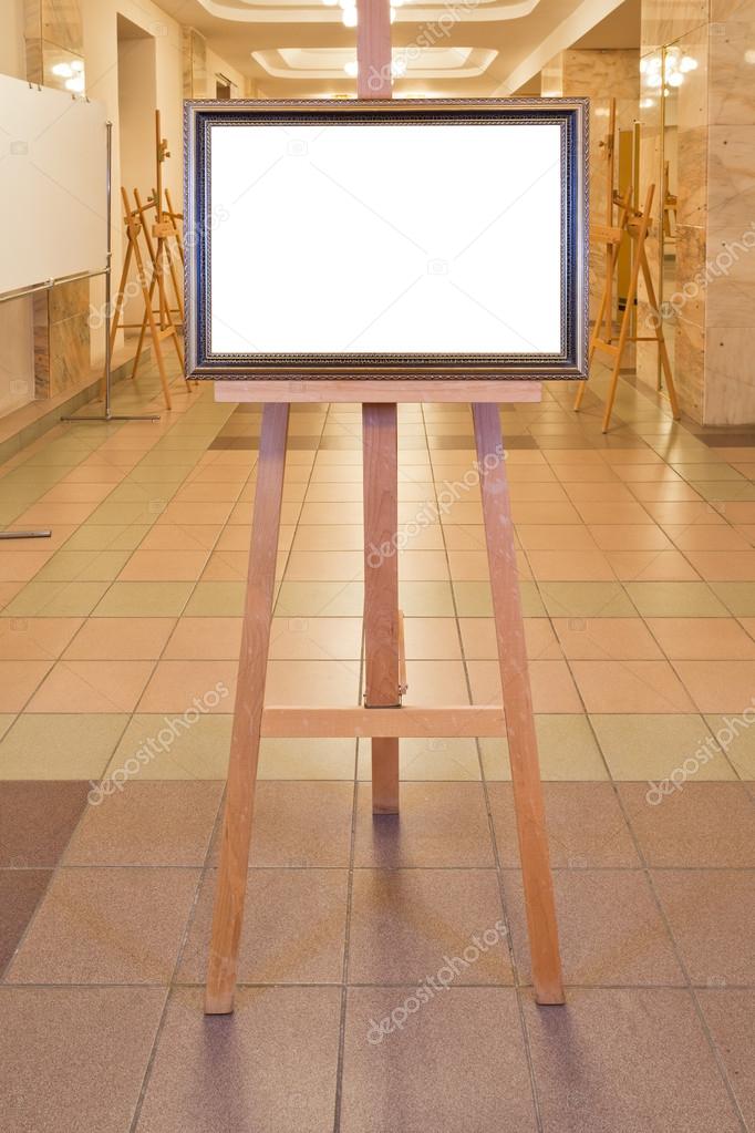 Bilderrahmen aus braunem Holz auf Staffelei in der Kunsthalle