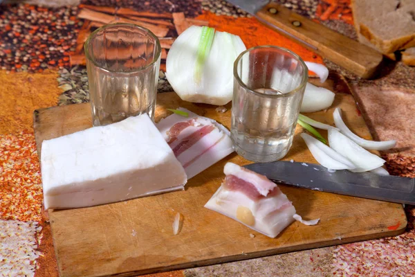 Vodka, manteca de cerdo y cebolla fresca — Foto de Stock