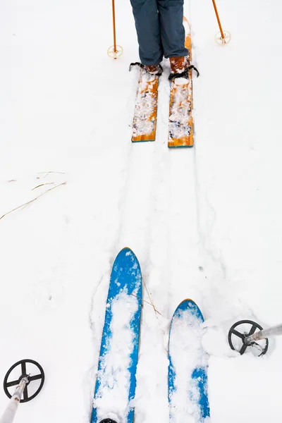 Широкие лыжи и лыжная трасса в снегу — стоковое фото
