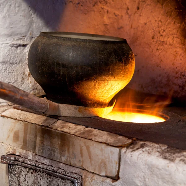 ロシアのストーブや古い鉄鍋 — ストック写真