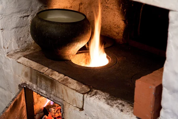 Forno e velho vaso de ferro fundido — Fotografia de Stock