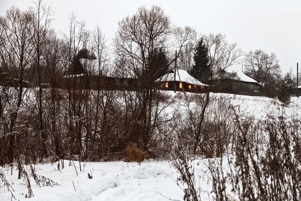 Village enneigé en soirée d'hiver — Photo