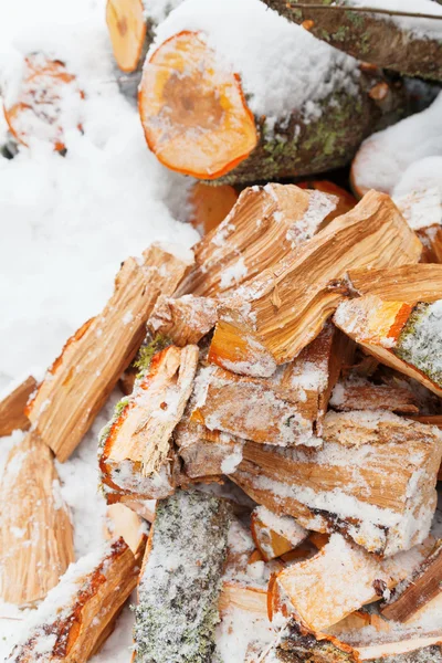 Legna da ardere di ontano tritata nella neve — Foto Stock