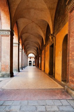 portik ve eğlencelerle Bologna