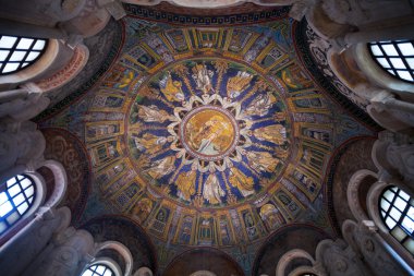 tavan neoniano vaftizhane Ravenna mozaiği