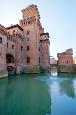 ferrara, hendek ve castello estense yan görünüm,
