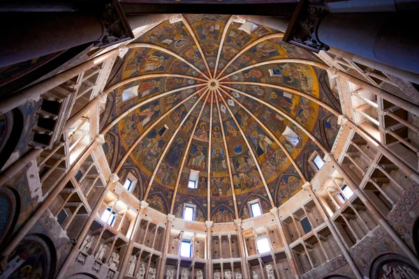 Painted dome ceiling of The Baptistery of Parma — Stockfoto