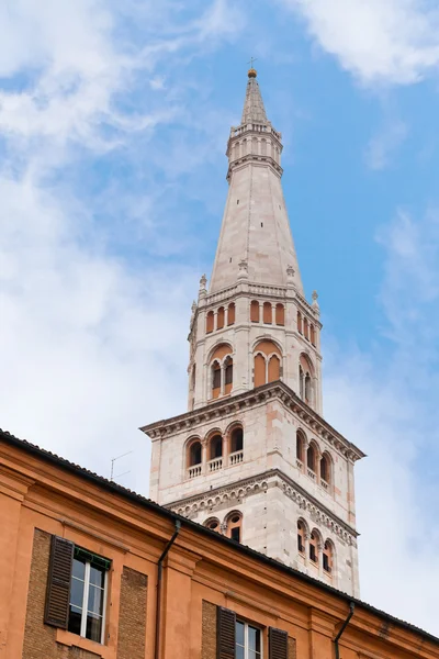 Bell tower of Modena Cathedral under urban houses — Stock Photo, Image