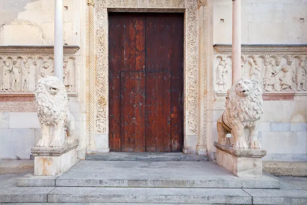 Türen der mittelalterlichen Kathedrale von Modena — Stockfoto
