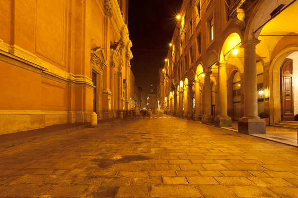 Via altabella in bologna, Italië 's nachts — Stockfoto