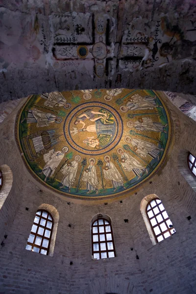 Потолочная мозаика Арианской баптистерии и древнее христианское кро — стоковое фото