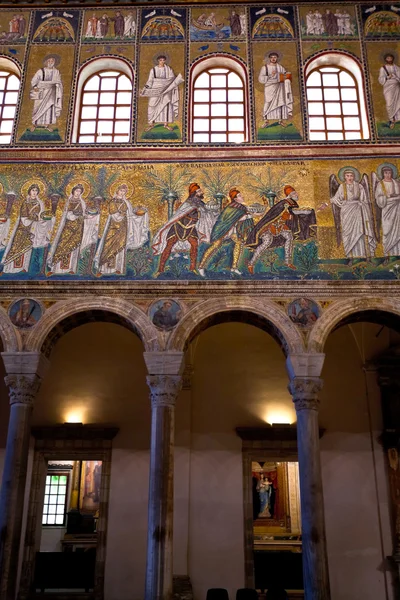 Trois mages offrent des cadeaux à la vierge à Sant Apollinare Nuovo en — Photo