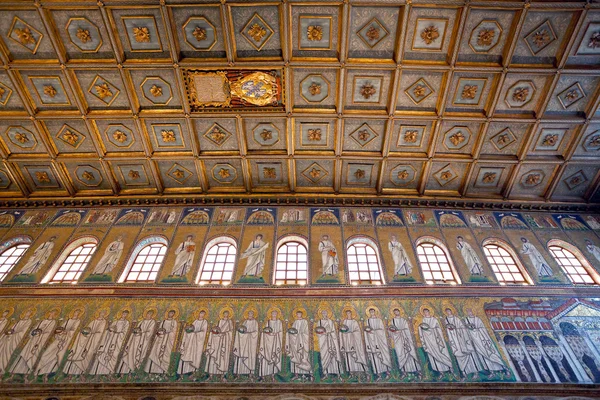 Vista de Mosaico na parede esquerda em Sant Apollinare Nuovo, Ravenna — Fotografia de Stock