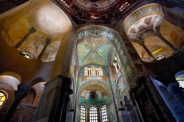 Zelený podhled mozaika v bazilice san vitale v Ravenně — Stock fotografie