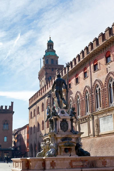 Visa på fontän av Neptunus och stadshuset i bologna — Stockfoto