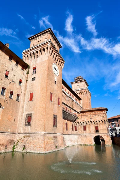 Moat and The Castle Estense in Ferrara — Stock Photo, Image