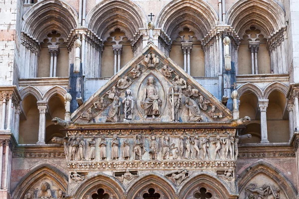 Façade de la cathédrale de Ferrare, Italie — Photo