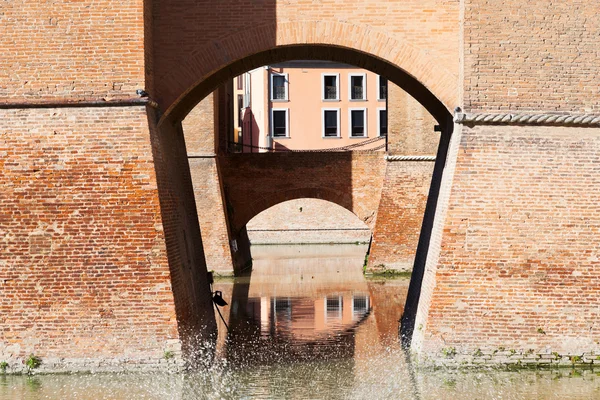 Moat and bridges of Castle Estense in Ferrara — Stock Photo, Image