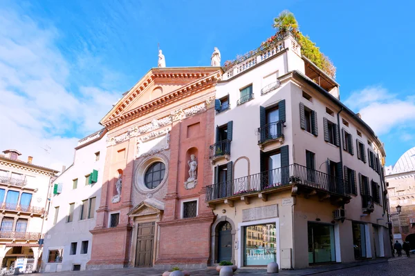 Piazza dei signori och kyrkan san clemente — Stockfoto