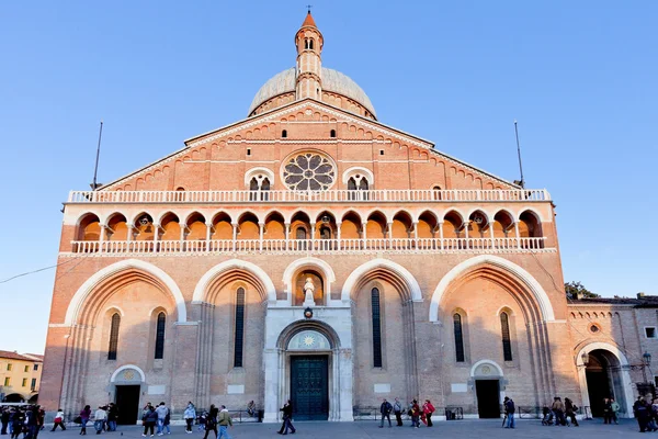 Z przodu widok na bazylikę di sant antonio da padova, w Padwie, ital — Zdjęcie stockowe