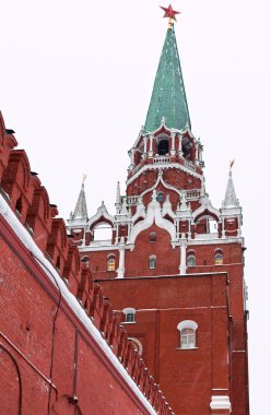 Kış aylarında kırmızı kremlin duvarı ve troitskaya Kulesi