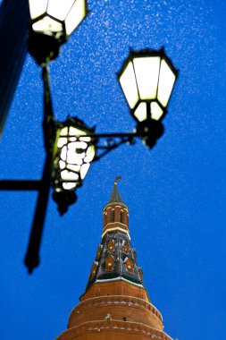 akşam kar kış aylarında kule sokak fener ve kremlin