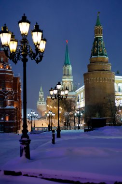 Kışın kar yağışı akşam, Moskova Kremlin kuleleri